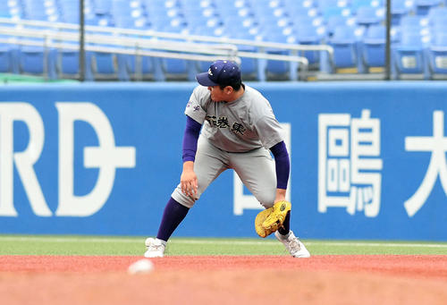 花巻東対高知　5回裏高知無死、高橋の打球を後逸する一塁手佐々木（撮影・滝沢徹郎）　