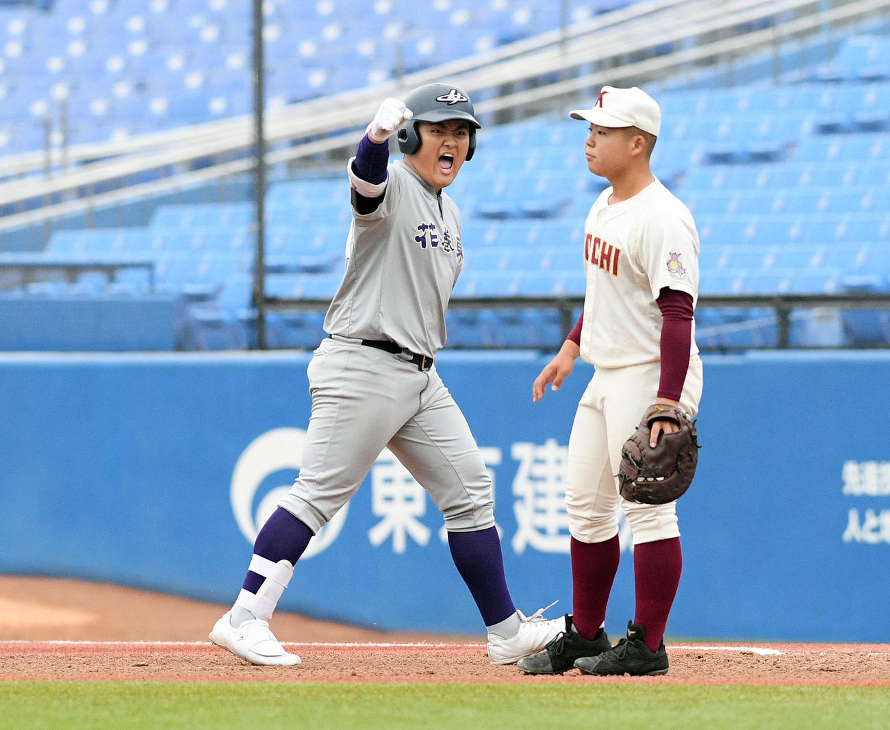 花巻東対高知　1回表花巻東1死二塁、佐々木（左）は中前適時打を放ちほえる（撮影・滝沢徹郎）　