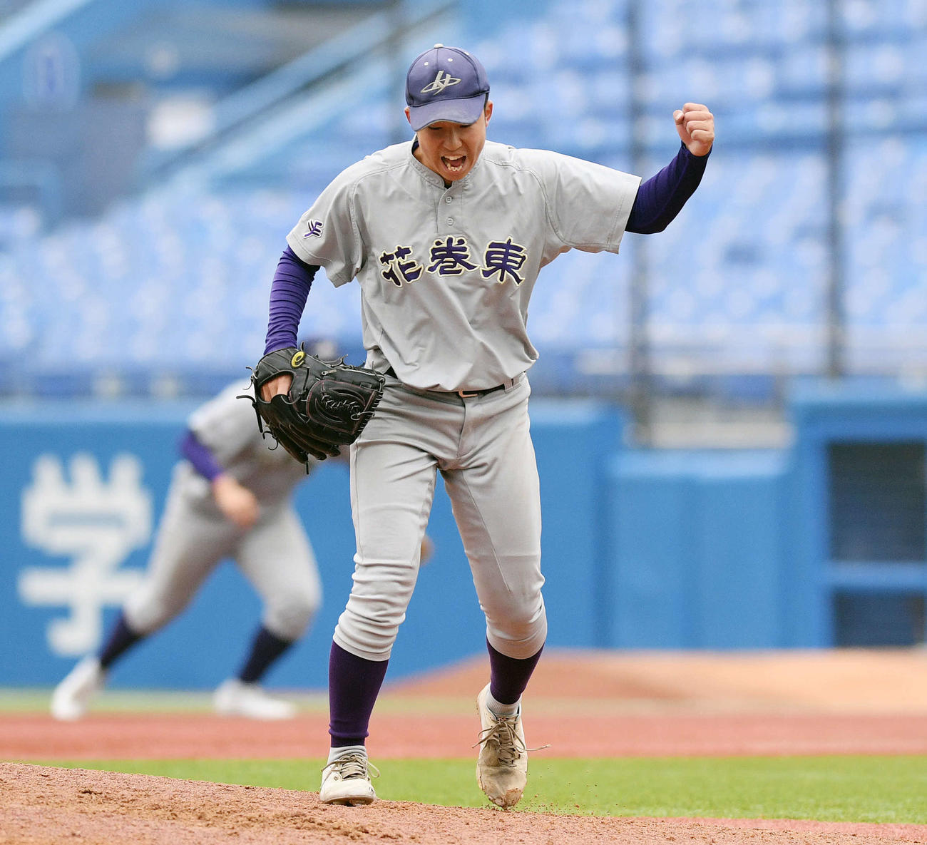 花巻東対高知　6回裏を3者凡退に抑えガッツポーズする花巻東・万谷（撮影・滝沢徹郎）　