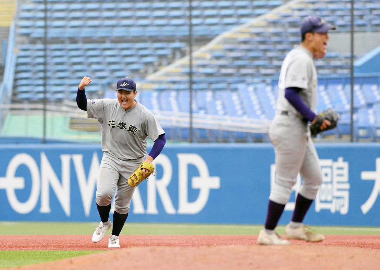 花巻東対高知　試合に勝利しガッツポーズする花巻東・佐々木（左）（撮影・滝沢徹郎）　