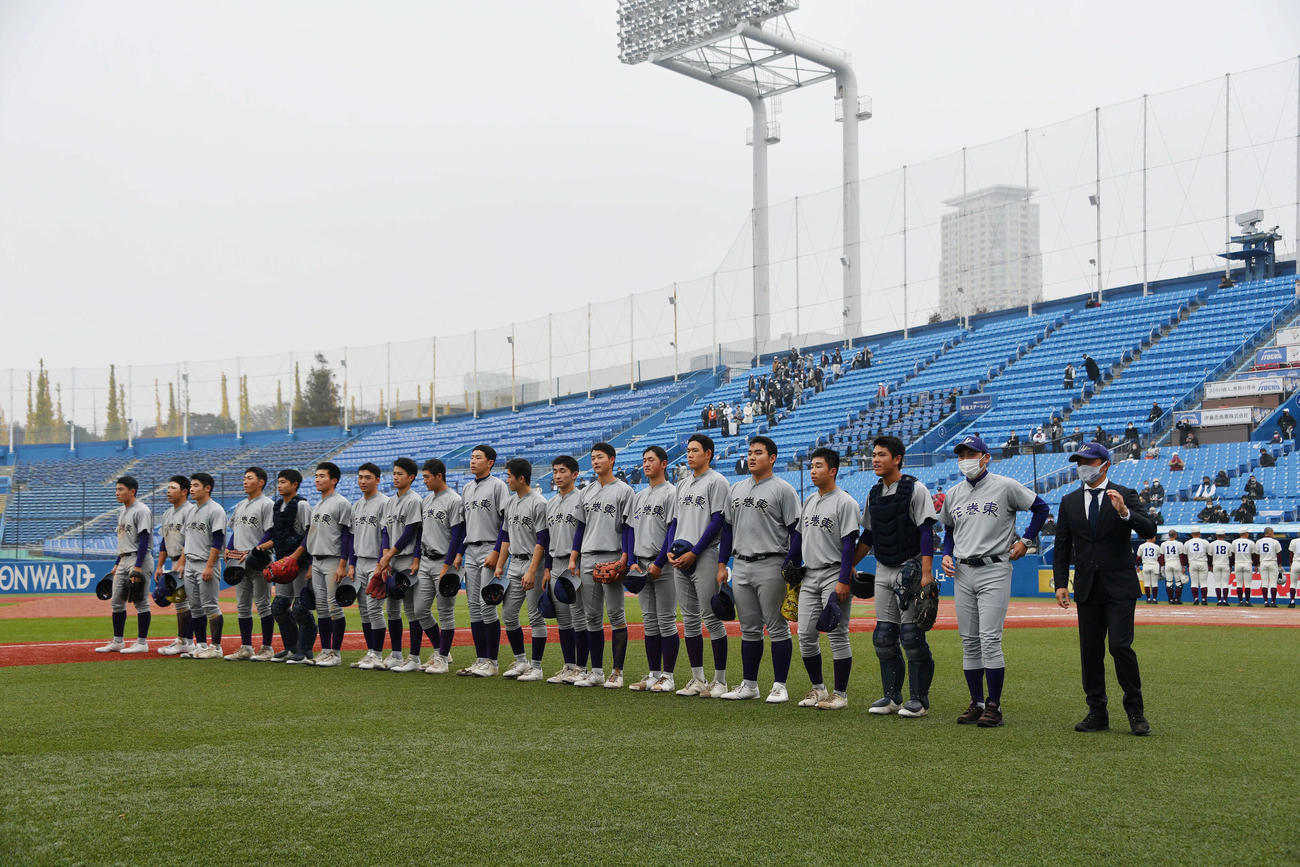 花巻東対高知　試合に勝利し応援席にあいさつする花巻東ナイン（撮影・滝沢徹郎）　