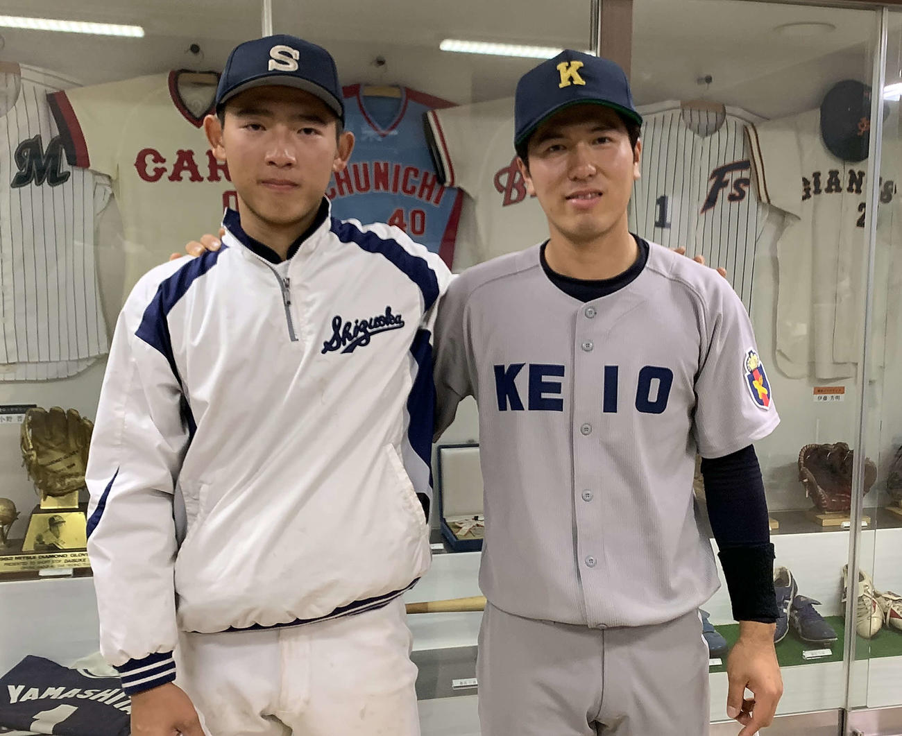 試合後、写真に納まる慶大・斎藤来音（右）と弟の静岡高・斎藤童獅