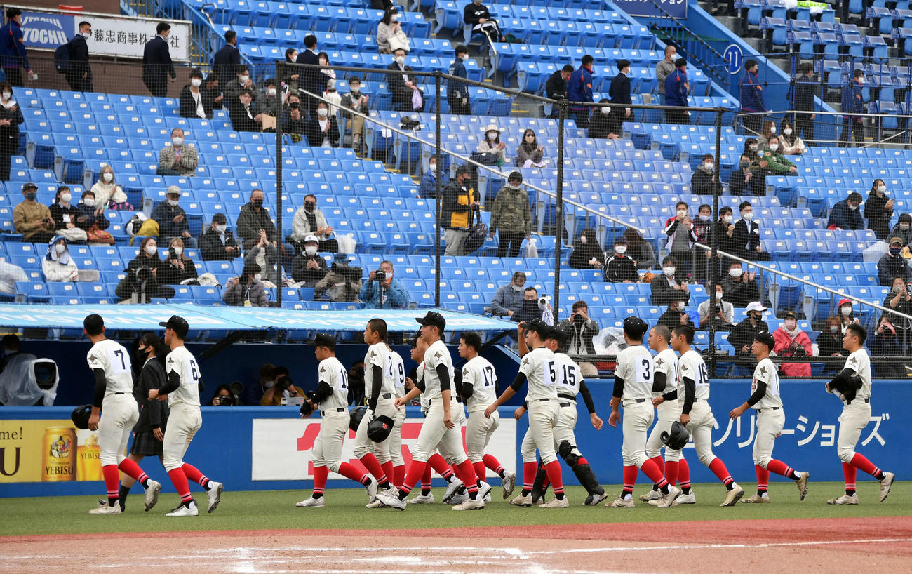 日大三島対九州国際大付　試合に敗れ引き揚げる日大三島ナイン（撮影・滝沢徹郎）　