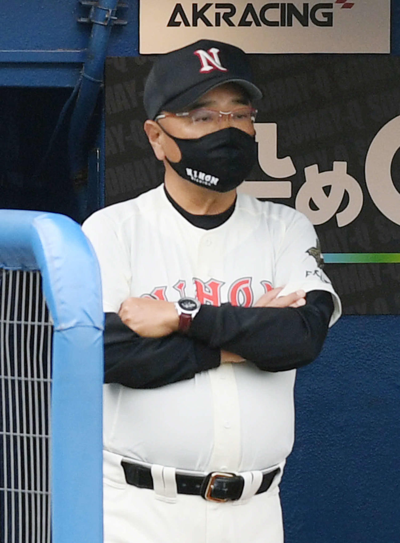 日大三島対九州国際大付　戦況を見つめる日大三島・永田監督（撮影・滝沢徹郎）　
