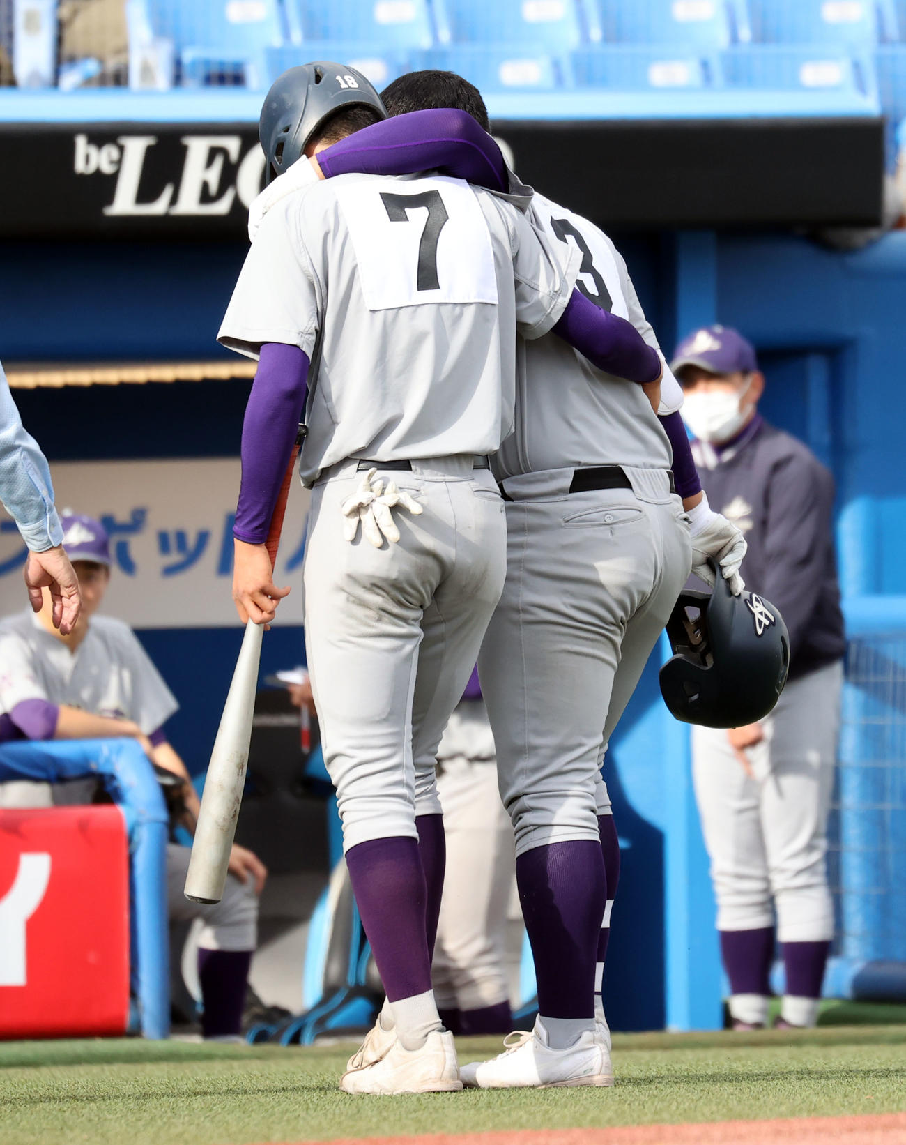 花巻東対広陵　3回表花巻東2死二塁、佐々木（右）は死球を受け、一旦ベンチに引き揚げる（撮影・浅見桂子）