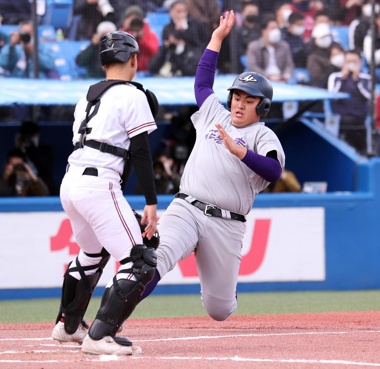 花巻東対広陵　6回表花巻東1死二塁、小沢の適時二塁打で生還する佐々木（右）（撮影・浅見桂子）