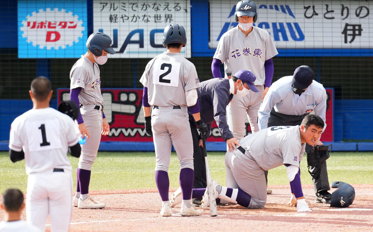 花巻東対広陵　3回表花巻東2死二塁、死球を受け倒れ込む佐々木（右）（撮影・横山健太）