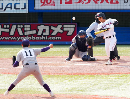 花巻東対広陵　8回裏広陵2死一塁、右中間へ適時三塁打を放つ谷本（撮影・横山健太）