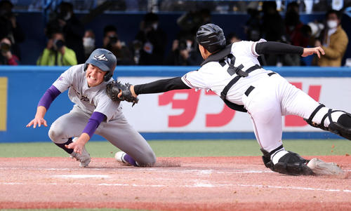 花巻東対広陵　9回表花巻東2死一、二塁、熊谷陸の左安打で一気に本塁を突いた二塁走者千葉（左）だがアウトとなる（撮影・浅見桂子）