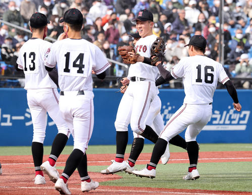 花巻東対広陵　決勝進出を決め喜ぶ広陵ナイン（撮影・浅見桂子）