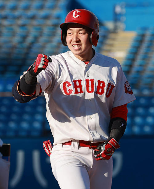 中部学院大対神奈川大　2回表中部学院大2死一、二塁、右前先制適時打を放ち喜ぶ合屋（撮影・野上伸悟）