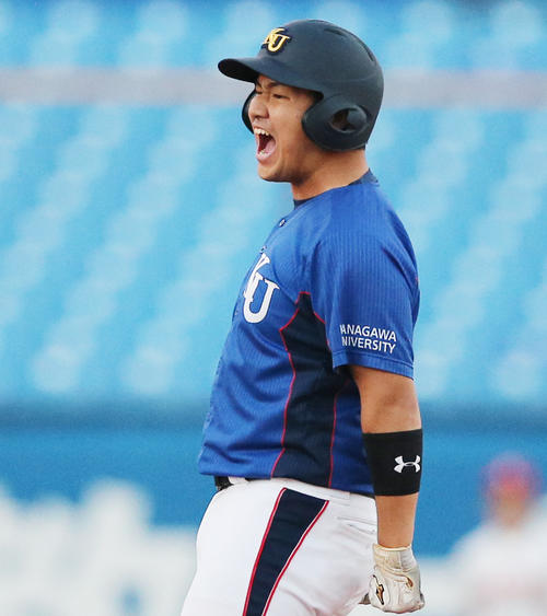 中部学院大対神奈川大　7回裏神奈川大2死二、三塁、左2点適時二塁打を放ち喜ぶ小林（撮影・野上伸悟）