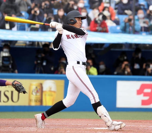 花巻東対広陵　2回裏広陵2死一、二塁、真鍋は右越え3点本塁打を放つ（撮影・浅見桂子）