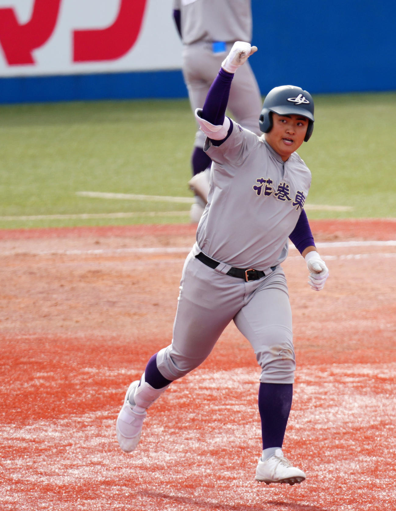 花巻東対広陵　8回表花巻東2死一、二塁、右越え3点本塁打を放ち拳を突き上げる佐々木（撮影・横山健太）