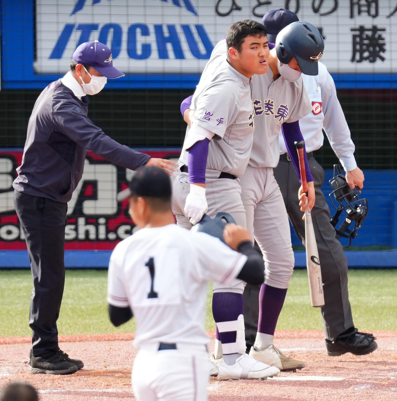 花巻東対広陵　3回表花巻東2死二塁、死球を受けベンチへ引き揚げる佐々木（撮影・横山健太）