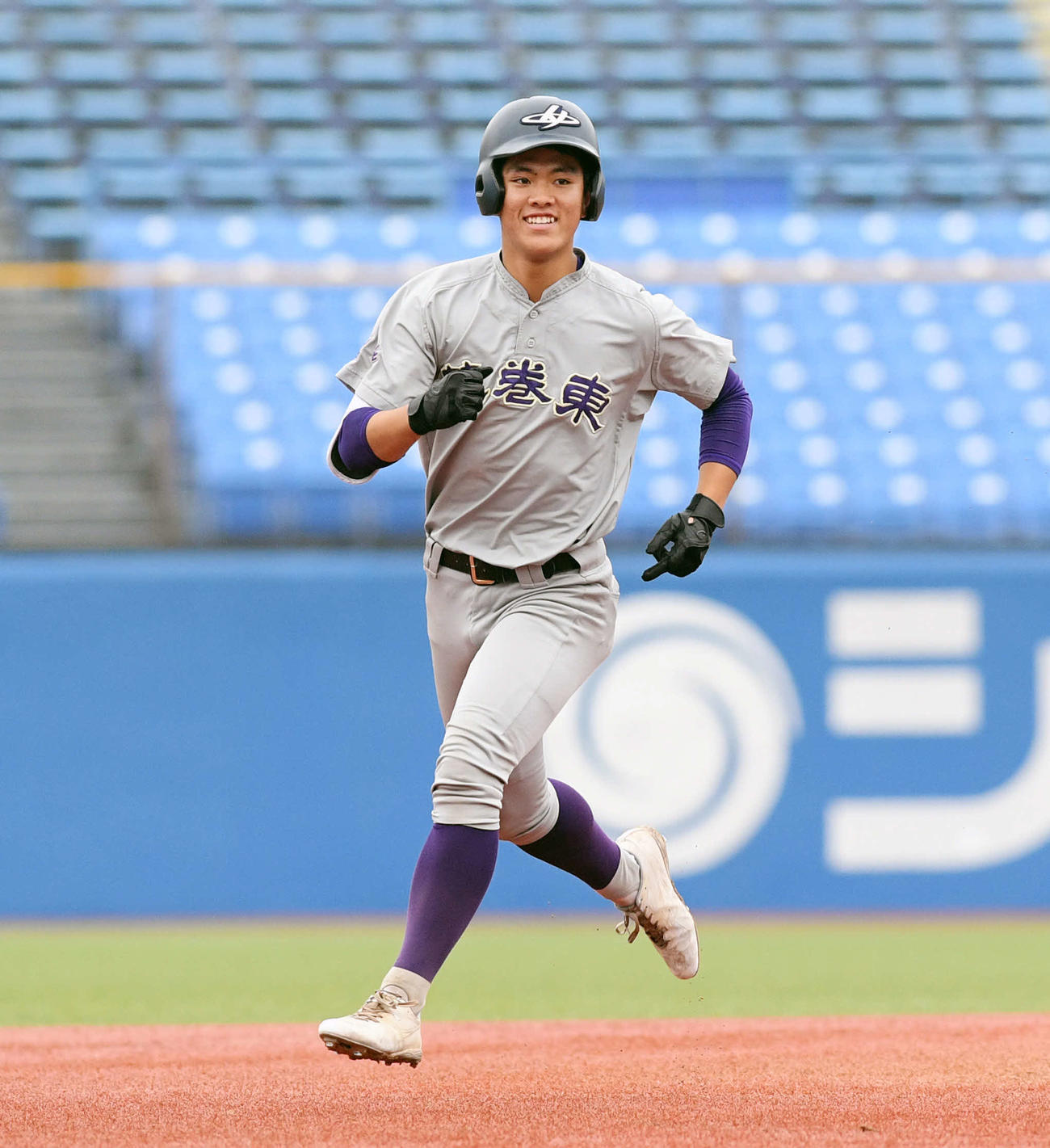 花巻東対高知　6回表花巻東無死、田代は右越えソロ本塁打を放ち、笑顔でベースを回る（撮影・滝沢徹郎）　