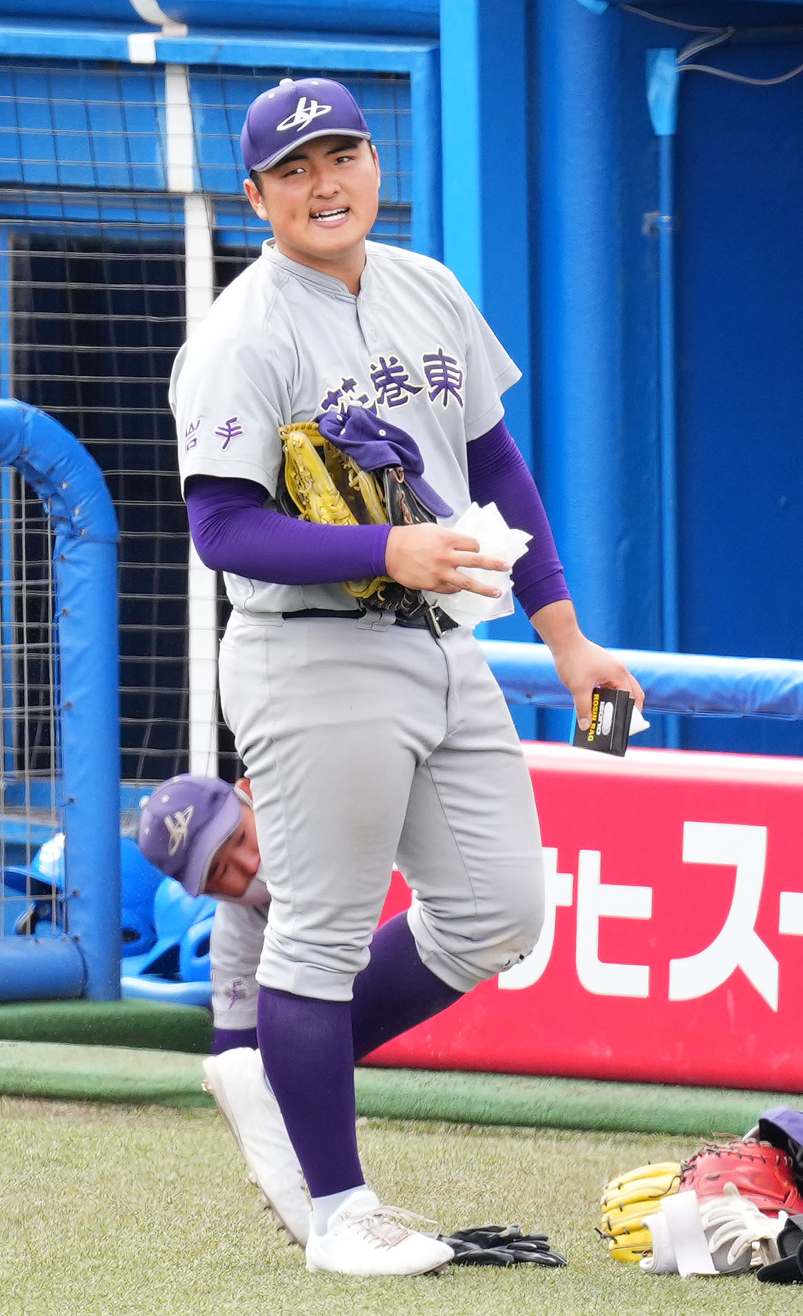 花巻東対広陵　広陵に敗れ、悔しげにスコアを見つめる花巻東・佐々木（撮影・横山健太）