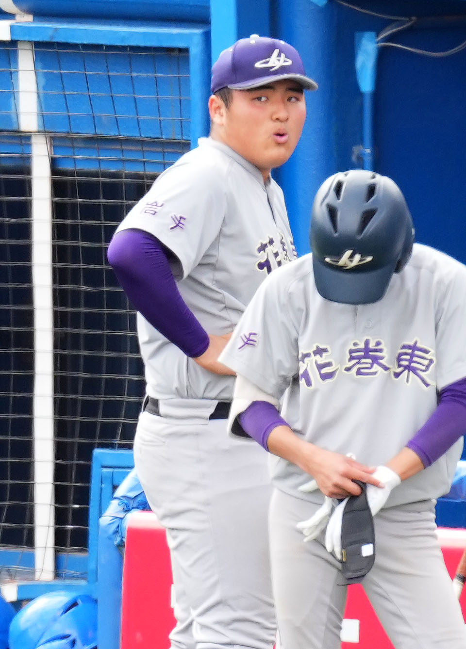 花巻東対広陵　広陵に敗れ、悔しげにスコアを見つめる花巻東・佐々木（撮影・横山健太）