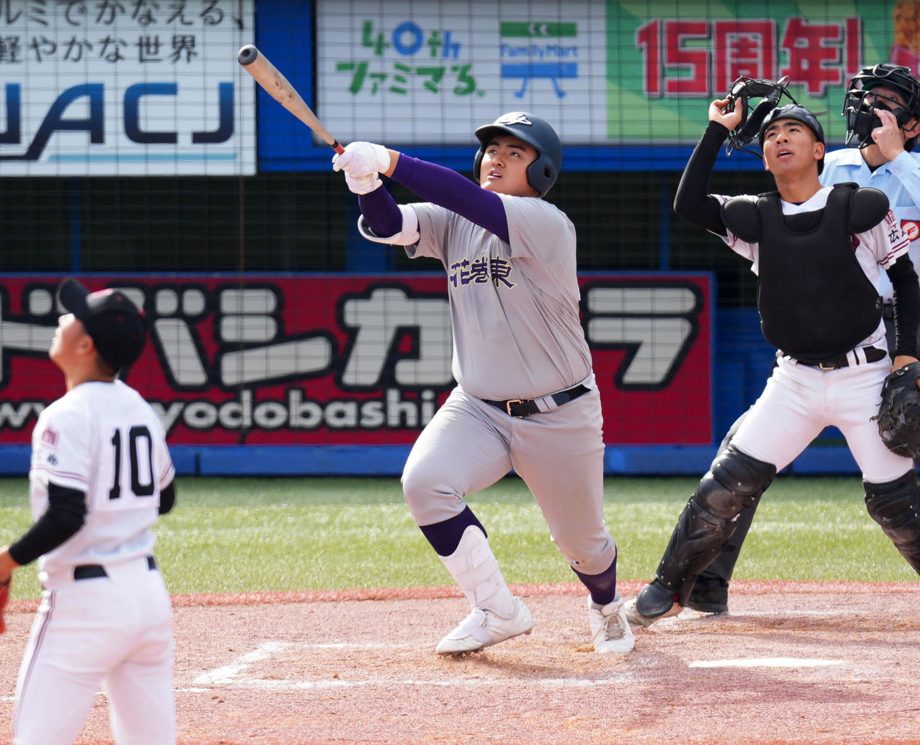 8回表花巻東2死一、二塁、同点3ランを放つ佐々木麟太郎（撮影・横山健太）