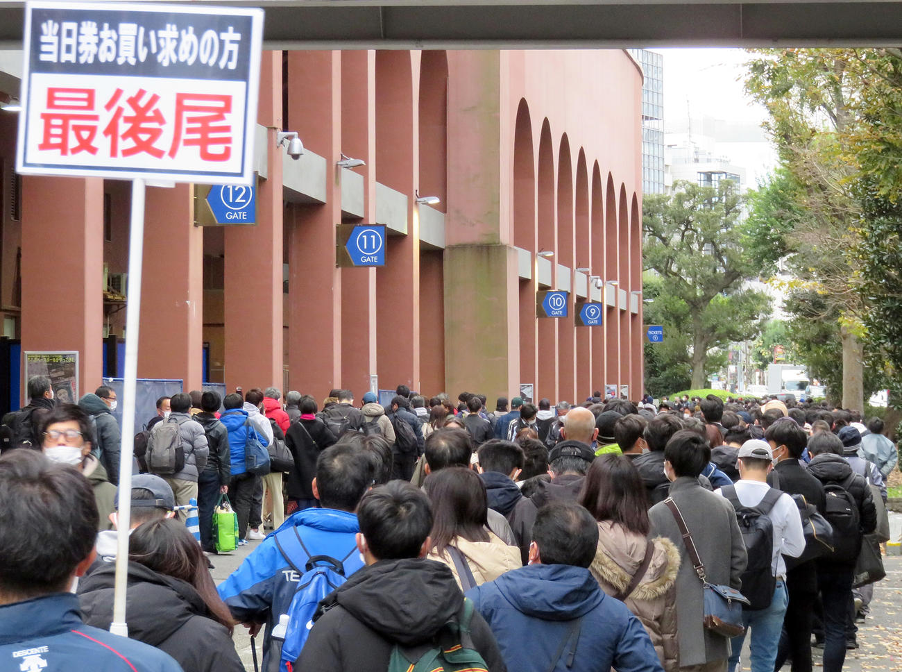 当日券購入を求める長蛇の列を含めて多くの人が集った神宮球場（撮影・鎌田直秀）