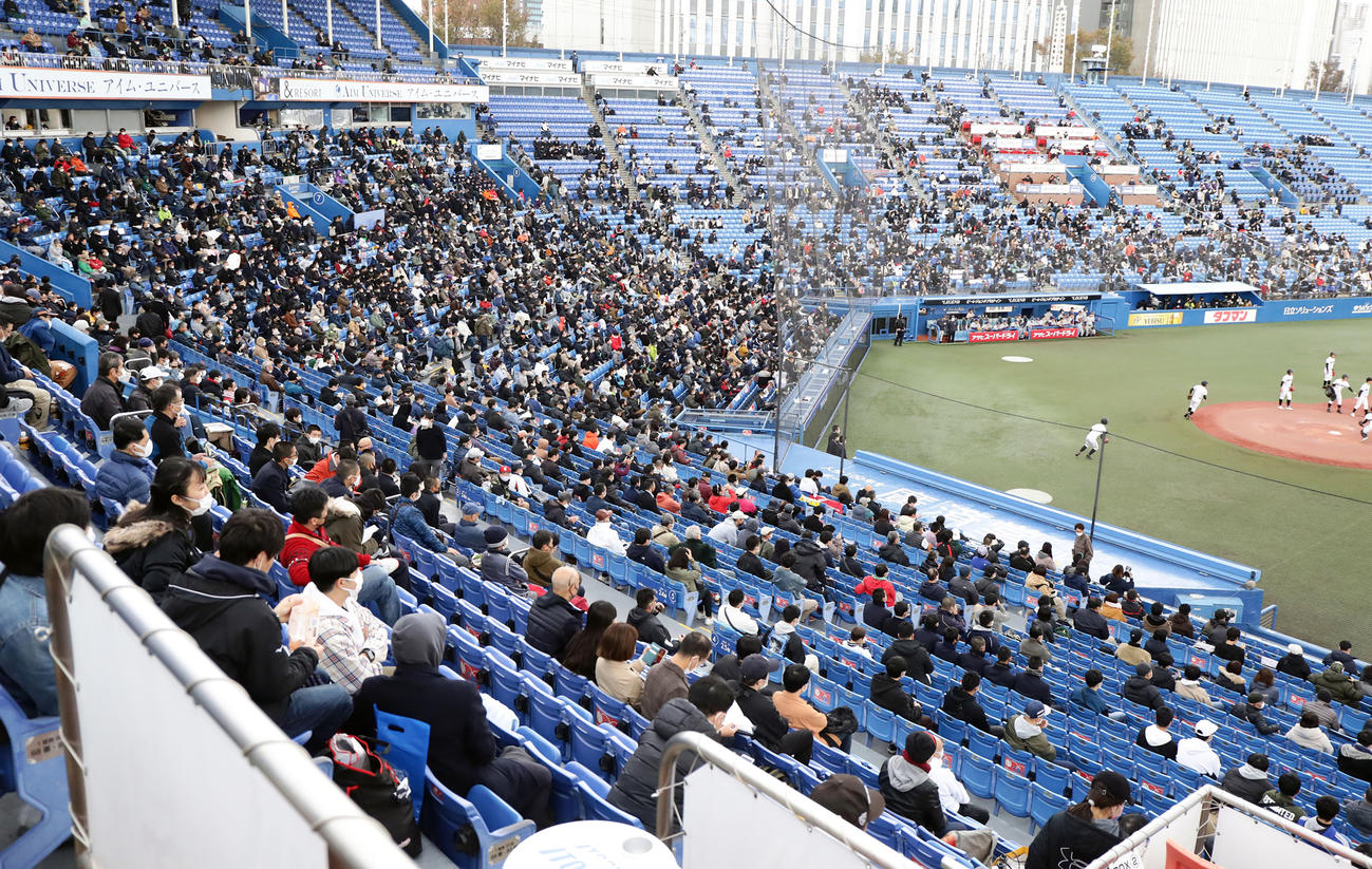 試合開始前から大勢のファンが詰め掛けた神宮球場（撮影・浅見桂子）