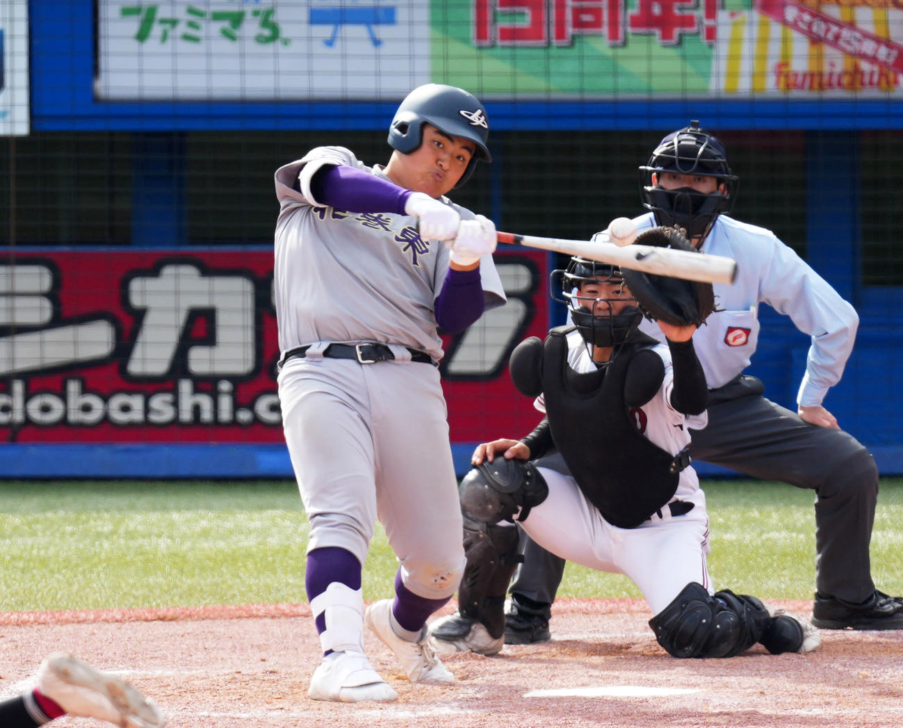 広陵戦の8回に右越え3点本塁打を放つ花巻東・佐々木麟太郎（撮影・横山健太）