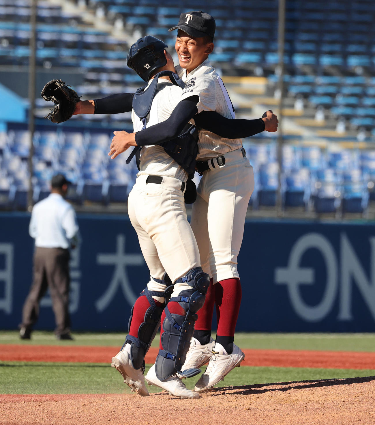 大阪桐蔭対広陵　初優勝し松尾（左）と抱き合って喜ぶ大阪桐蔭・前田（撮影・野上伸悟）