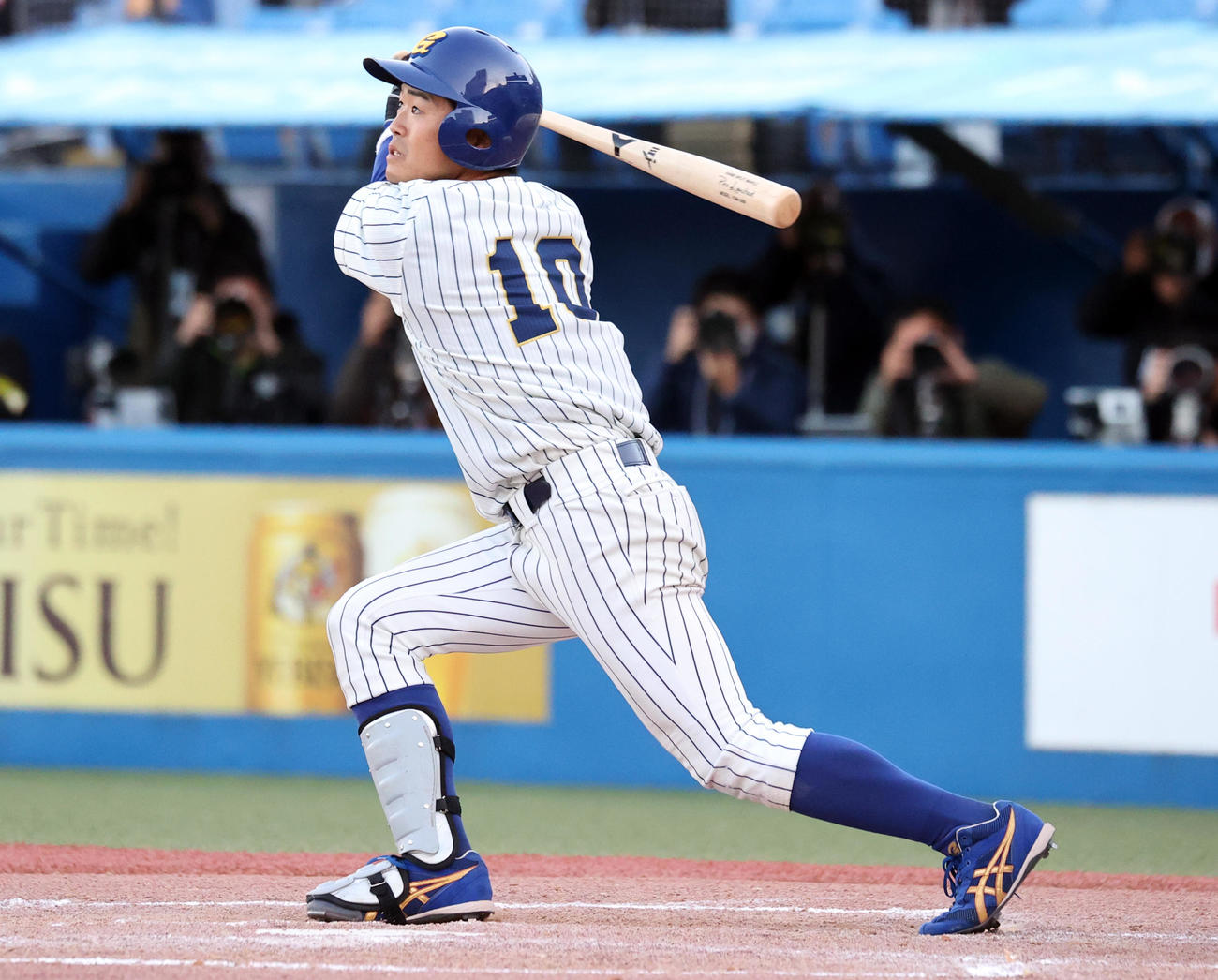 慶大対中央学院大　6回裏中央学院大1死満塁、武田は左に逆転適時二塁打を放つ（撮影・浅見桂子）