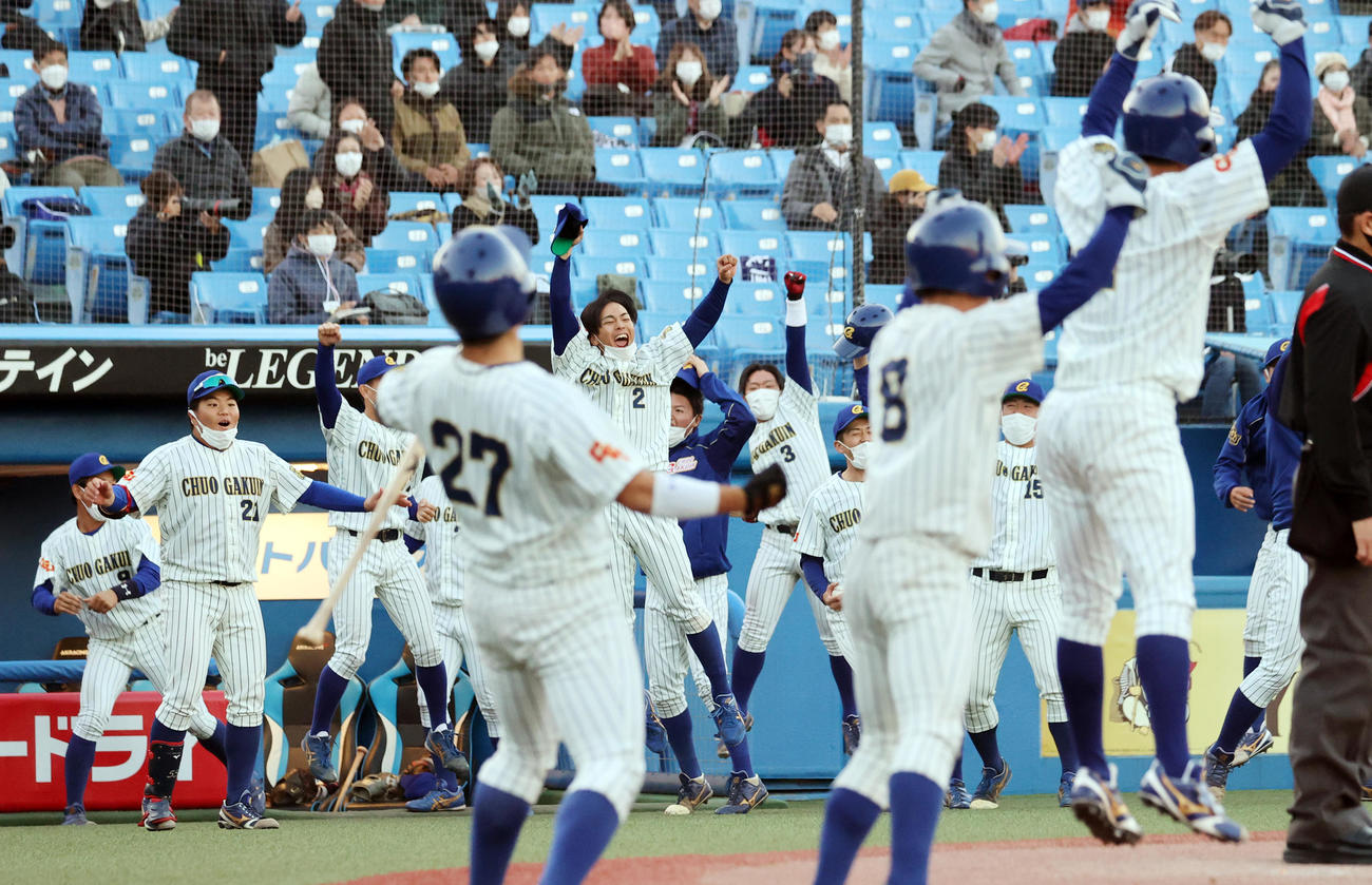 慶大対中央学院大　6回裏中央学院大1死満塁、武田の走者一掃適時二塁打に盛り上がるベンチ（撮影・野上伸悟）