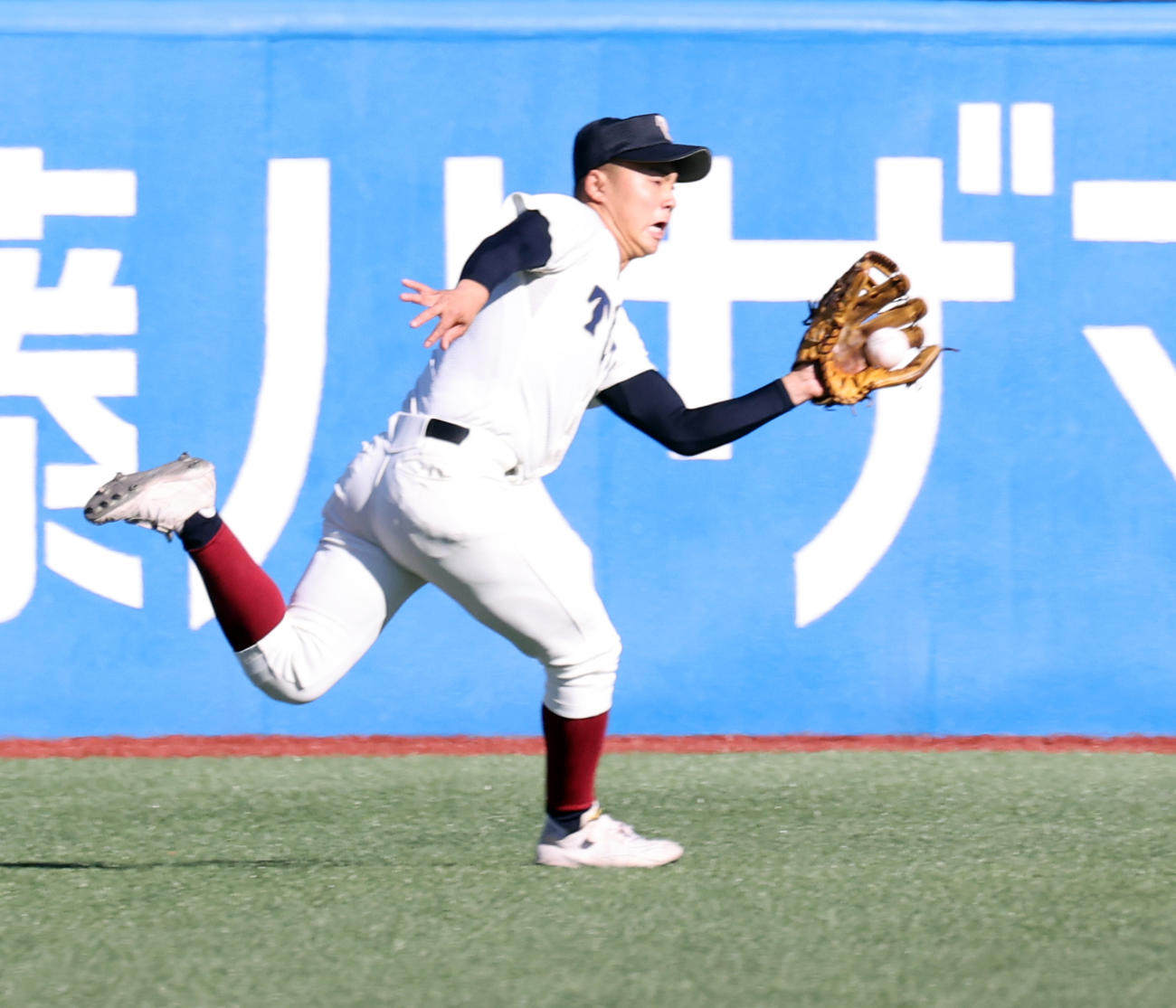 大阪桐蔭対広陵　1回裏広陵2死一、三塁、田上の打球を好捕する田井（撮影・浅見桂子）