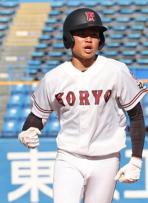 大阪桐蔭対広陵 5回裏広陵1死一、三塁、中前適時打を放ち小さくガッツポーズする田上(撮影・野上伸悟)
