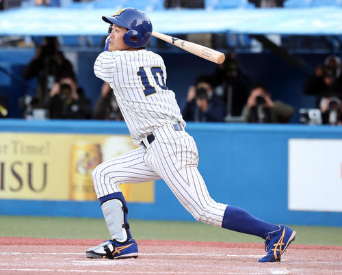慶大対中央学院大 6回裏中央学院大1死満塁、武田は左に逆転適時二塁打を放つ(撮影・浅見桂子)