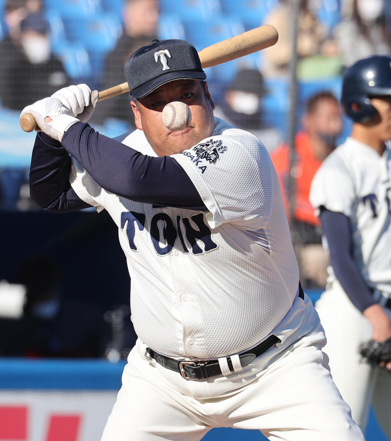 大阪桐蔭対広陵　試合前にノックを行う大阪桐蔭・西谷監督（撮影・野上伸悟）