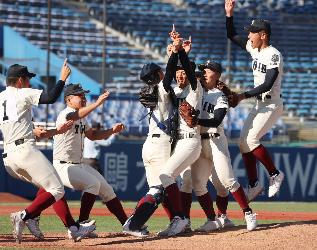 大阪桐蔭対広陵　初優勝し喜ぶ大阪桐蔭の選手たち（撮影・野上伸悟）