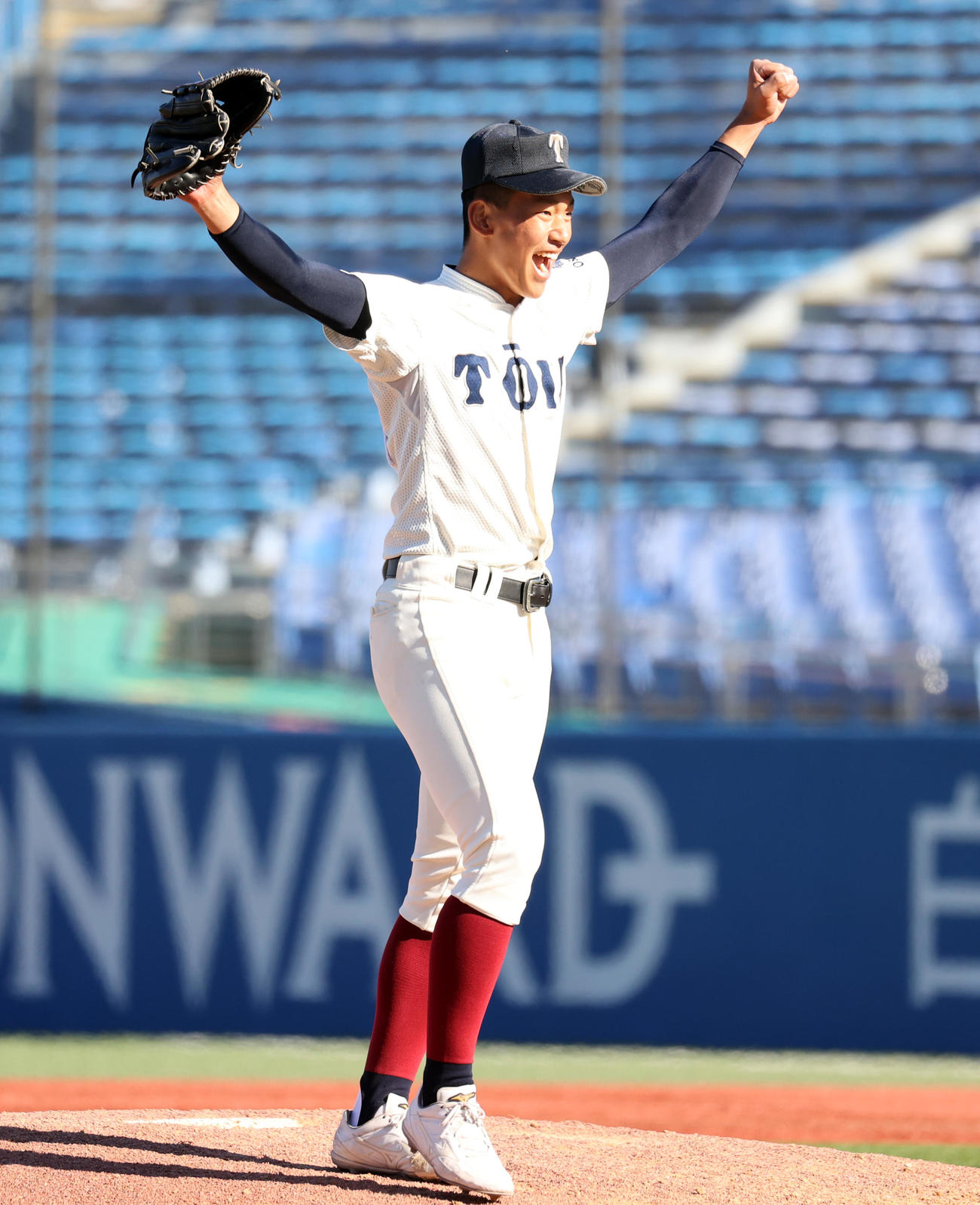 大阪桐蔭対広陵　初優勝を決め、笑顔でガッツポーズする大阪桐蔭の前田（撮影・浅見桂子）
