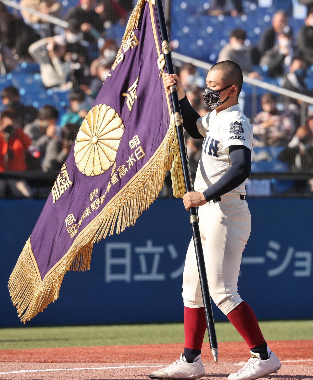 大阪桐蔭対広陵　優勝旗を受けとる大阪桐蔭・星子主将（撮影・野上伸悟）