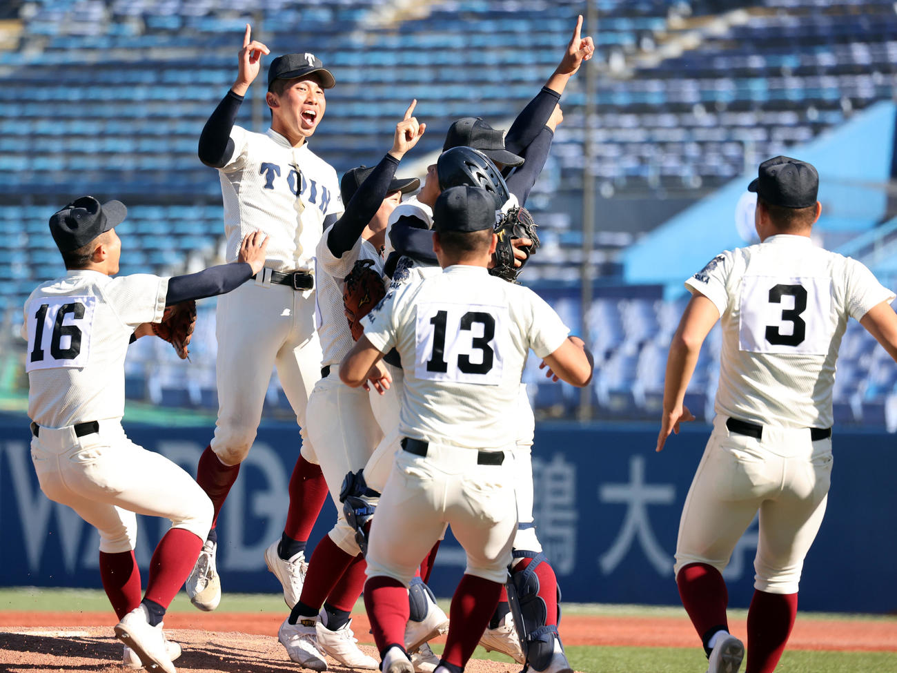 大阪桐蔭対広陵　初優勝を決め、喜びを爆発させる大阪桐蔭ナイン（撮影・浅見桂子）
