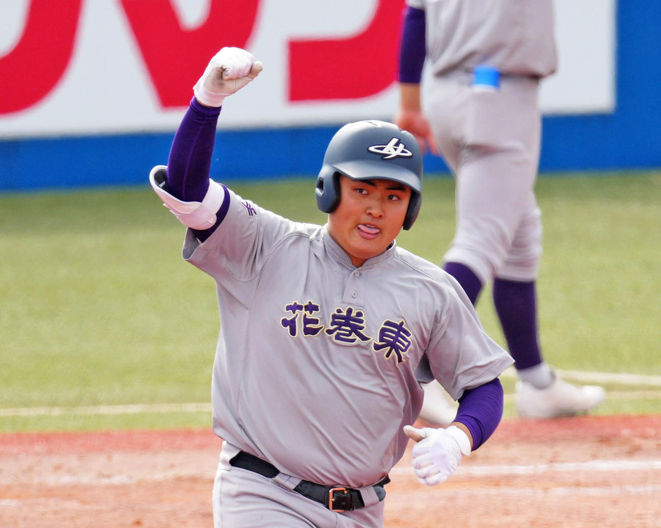 神宮大会準決勝の広陵戦で8回に同点3ランを放った花巻東・佐々木麟太郎はガッツポーズ（2021年11月23日撮影）
