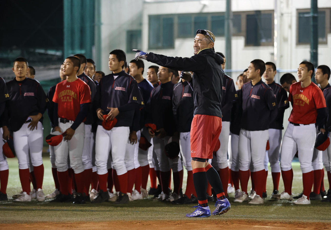 国学院久我山高の選手を指導するイチローさん（代表撮影）
