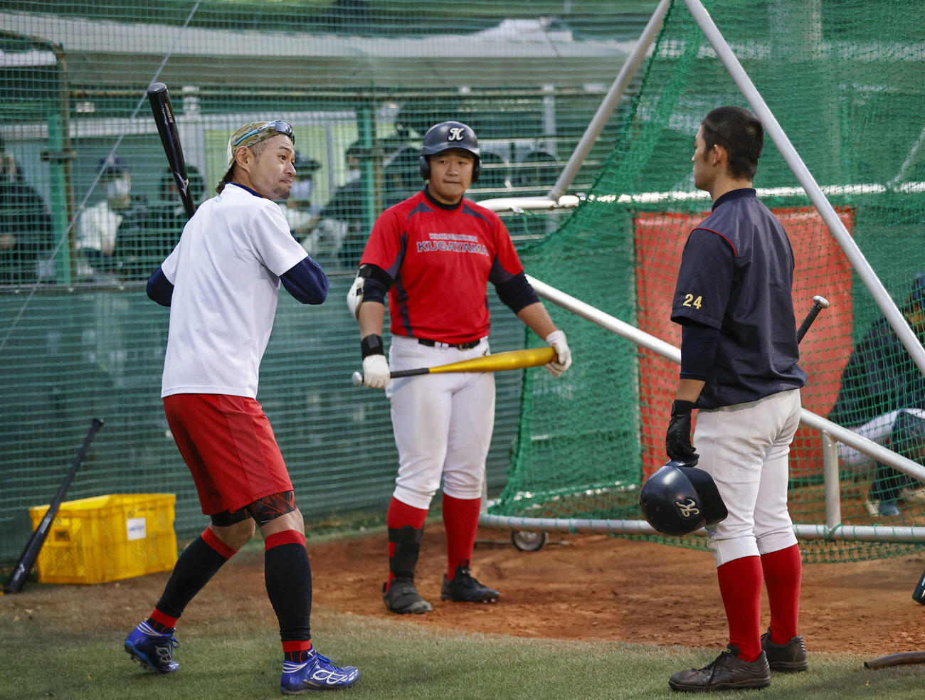 国学院久我山の選手を指導するイチロー氏（左）（代表撮影）