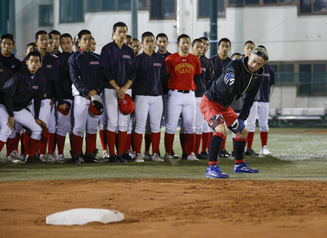 国学院久我山高の選手を指導するイチローさん（代表撮影）