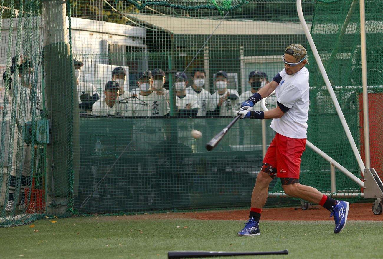 国学院久我山高の選手に打撃を披露するイチローさん（代表撮影）
