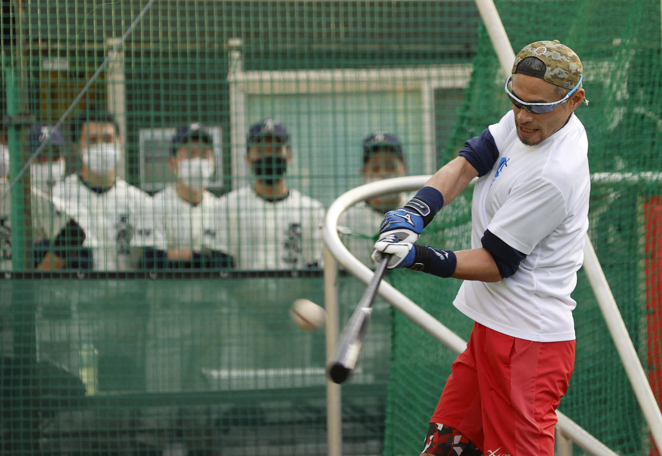 国学院久我山の選手に打撃を披露するイチロー氏（代表撮影）