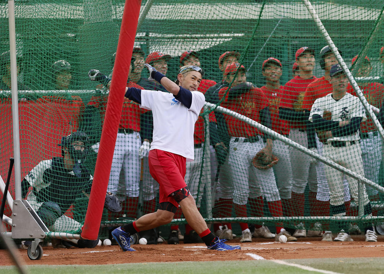 国学院久我山高の選手に打撃を披露するイチローさん（代表撮影）