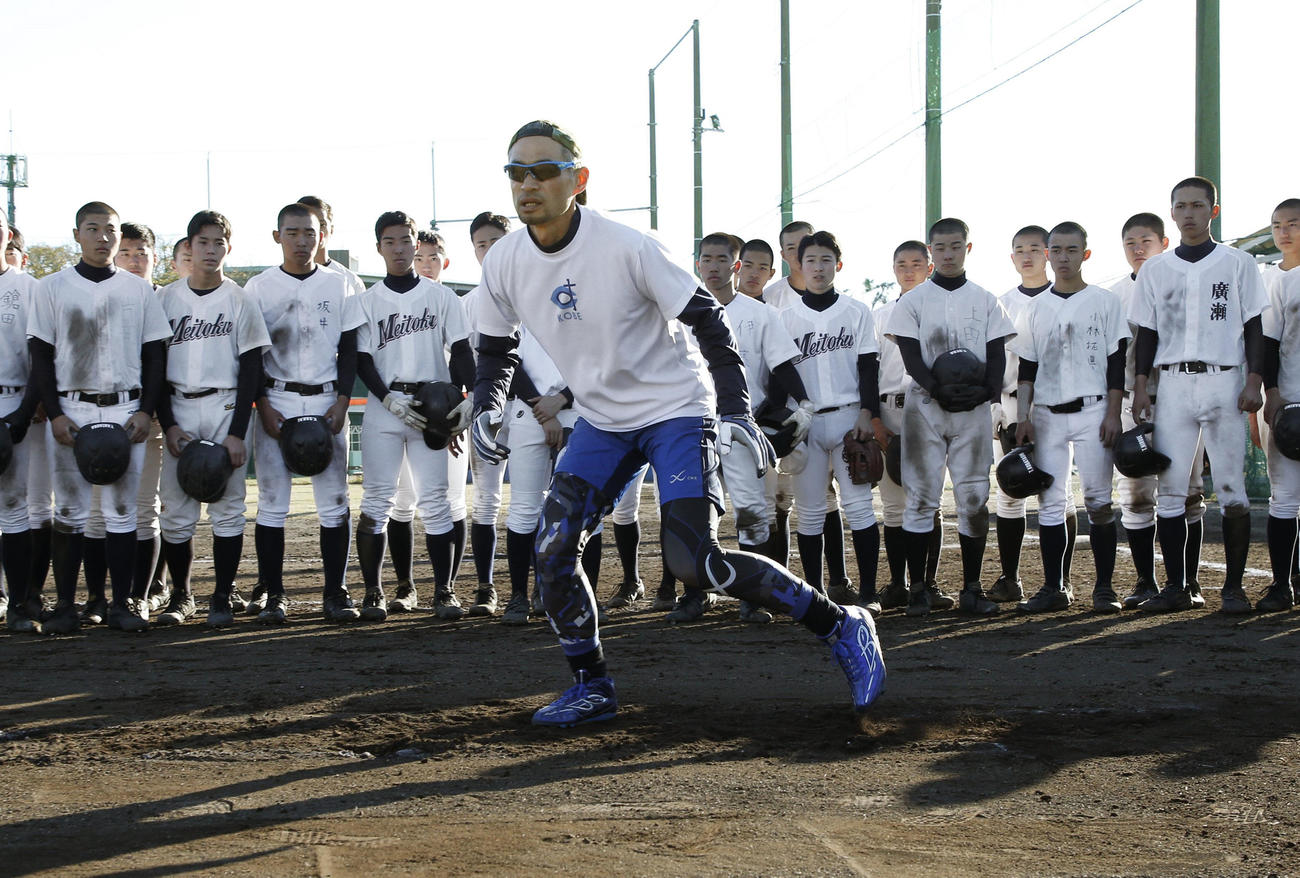 千葉明徳高の選手の指導に訪れ、走塁の指導をするイチローさん（代表撮影）