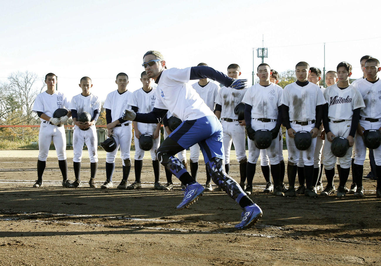 千葉明徳高を訪れ、走塁の指導をするイチロー氏（代表撮影）