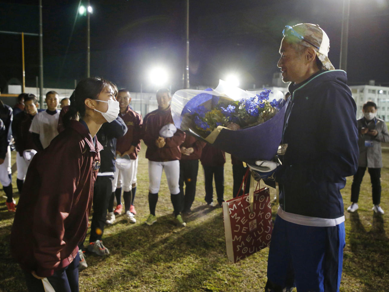 千葉明徳高の選手の指導に訪れ、花束と記念品を贈られたイチロー氏（代表撮影）