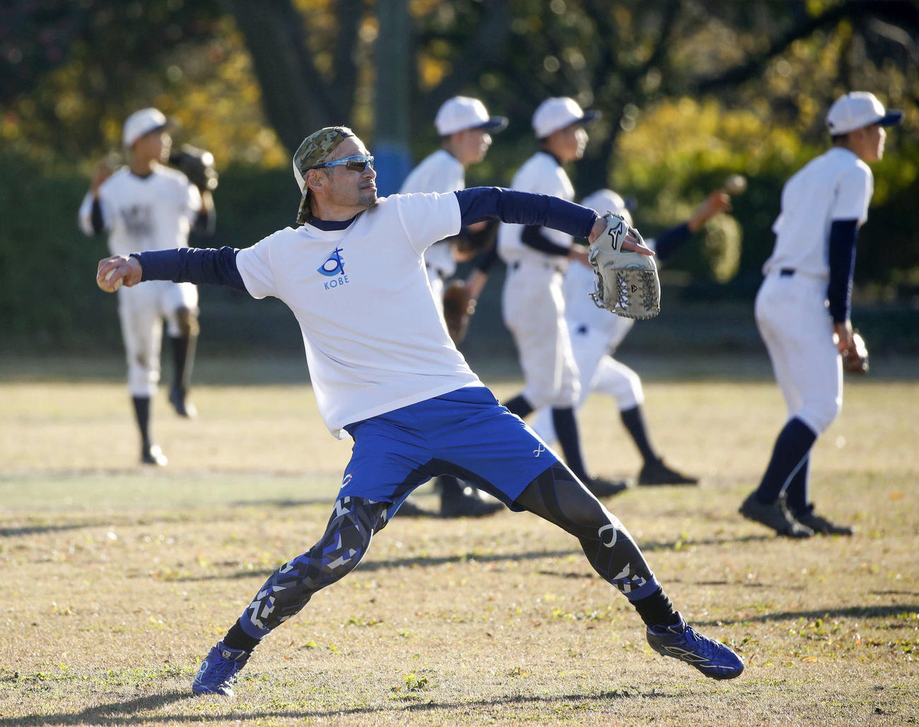千葉明徳高の選手の指導に訪れ、キャッチボールするイチロー氏（代表撮影）