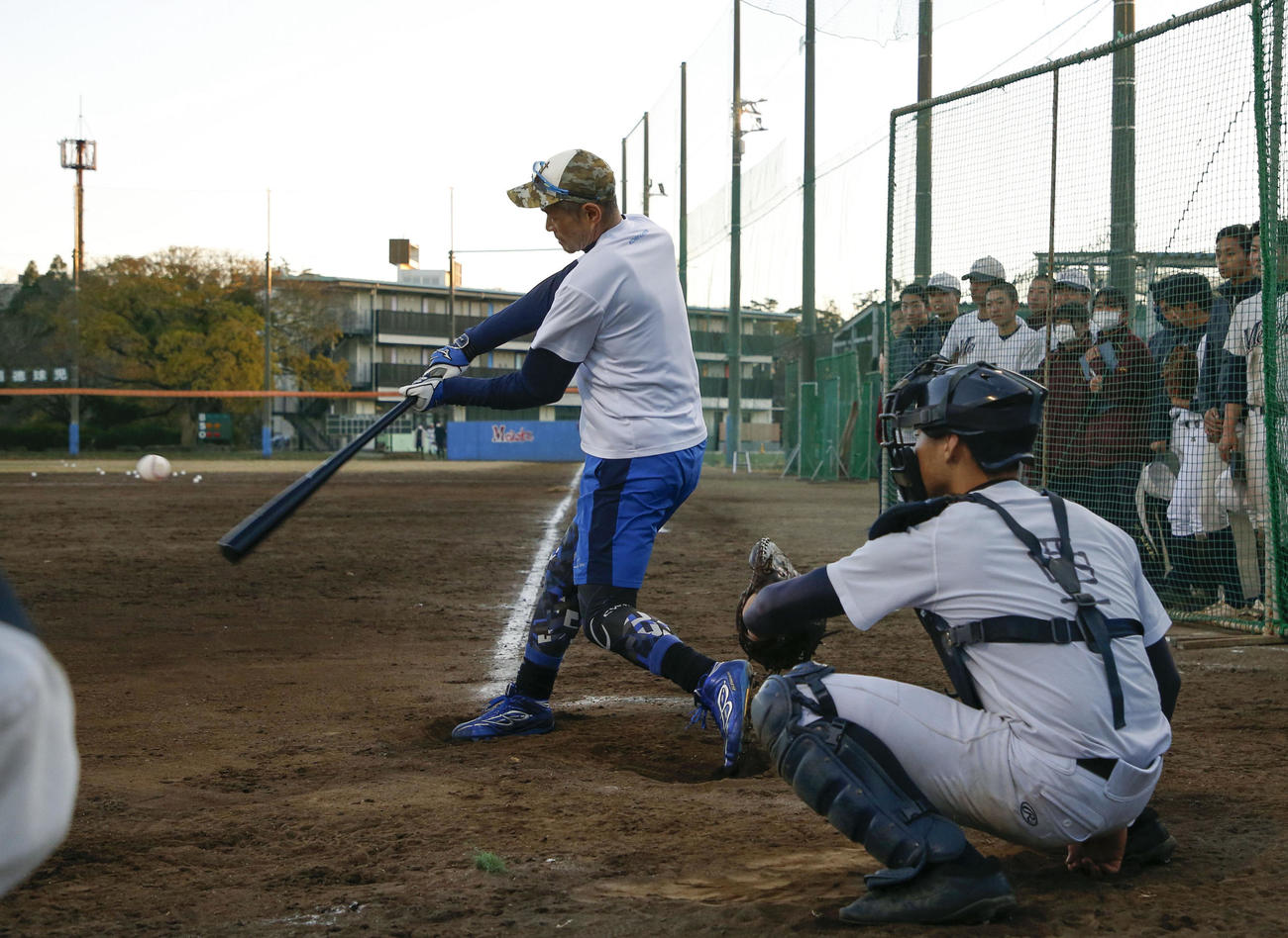 千葉明徳高の選手の指導に訪れ、打撃を披露するイチローさん（代表撮影）