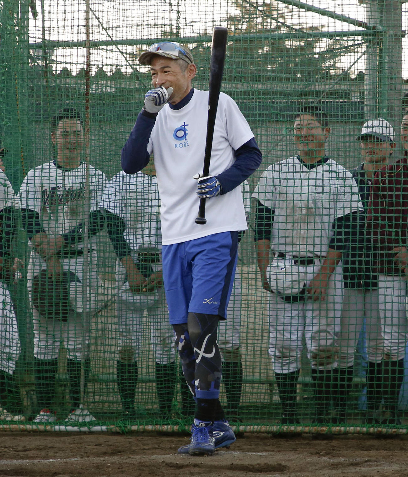千葉明徳高の選手の指導に訪れ、打撃の合間に笑顔を見せるイチローさん（代表撮影）